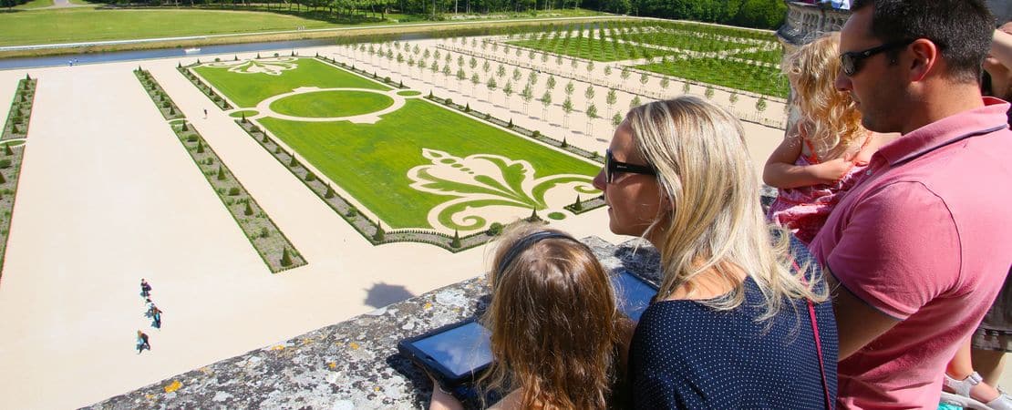 Famille sur une terrasse au château de Chambord