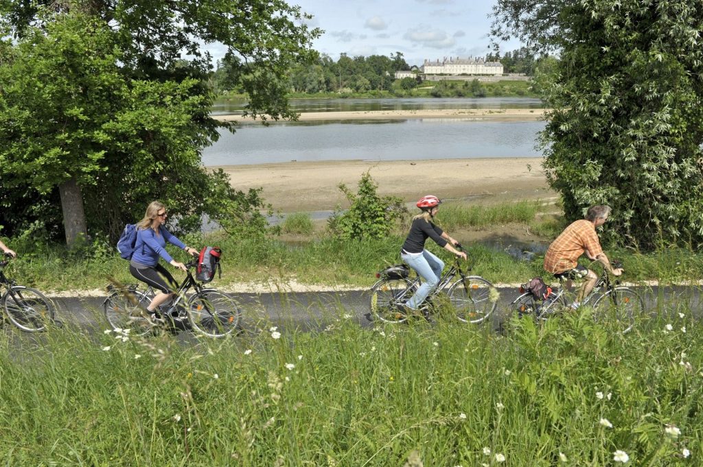 Cyclistes en bord de Loire