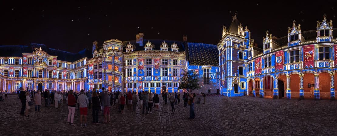 La façade illuminée par le son et lumière au château royal de Blois