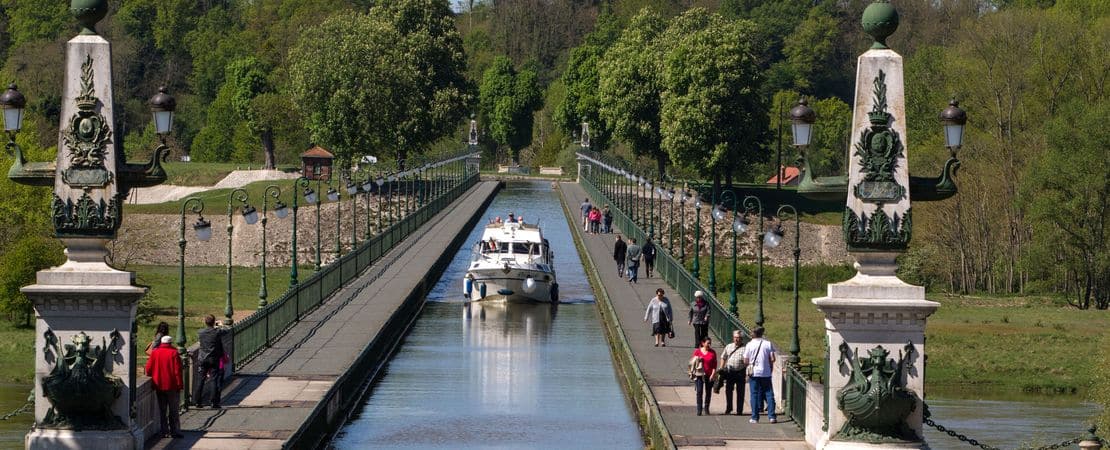Bateau de plaisance sur le Pont Canal de Briare