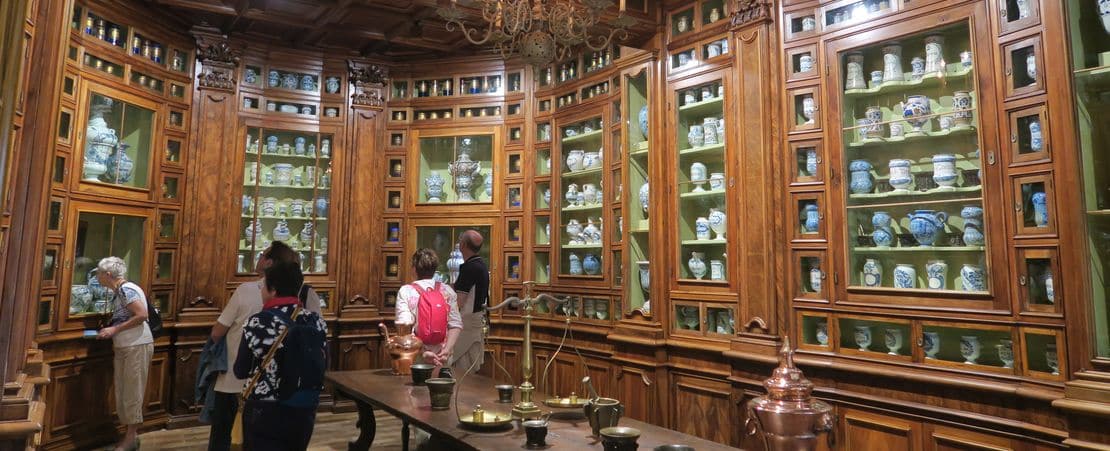 Personnes visitant l'apothicairerie à Chenonceau