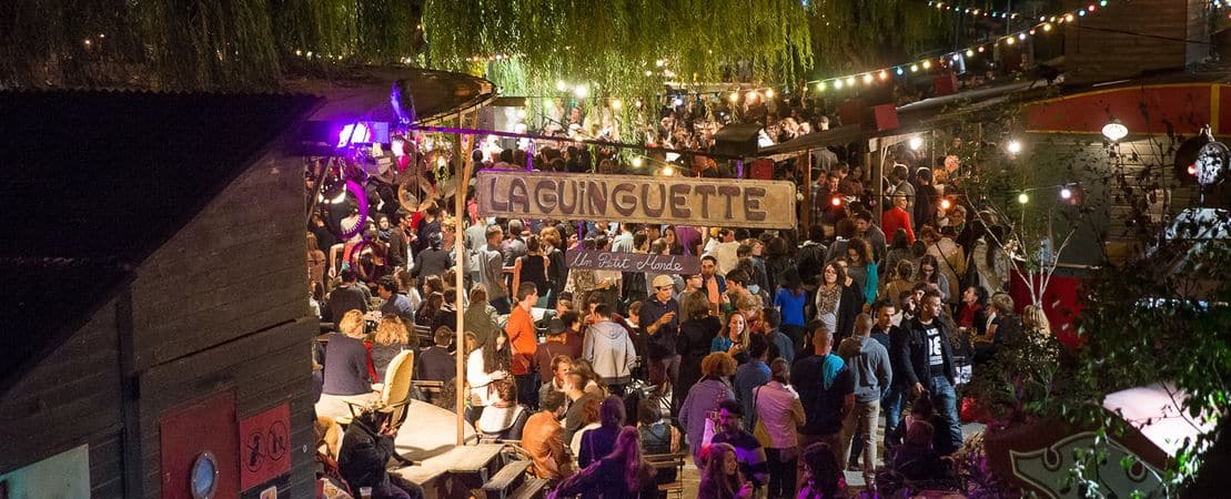 Public à la Guinguette de Tours le soir