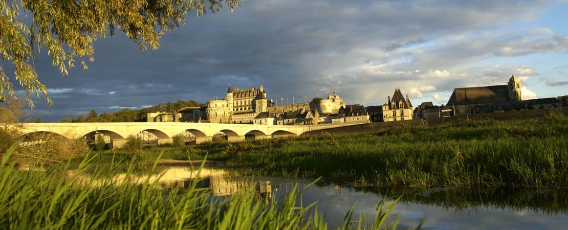 Le château d'Amboise vu depuis l'autre rive de la Loire