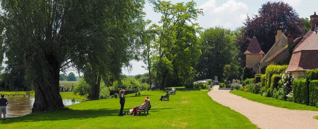 Vue sur le village d'Apremont-sur-Allier, bords de plan d'eau