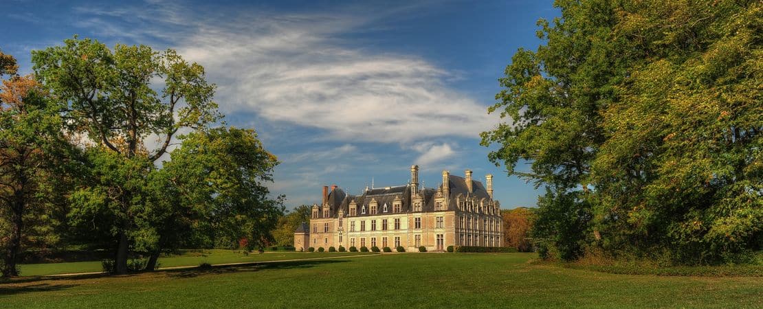 Vue depuis le parc sur le château de Beauregard
