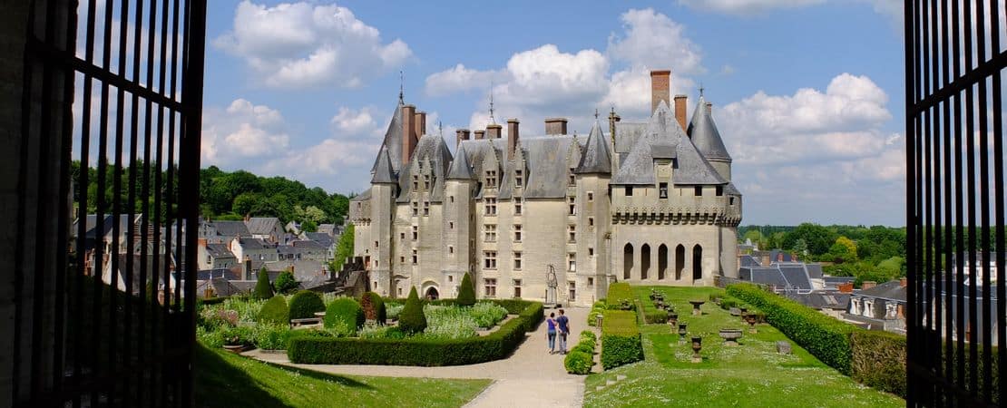 Vue sur le château de Langeais depuis le portail