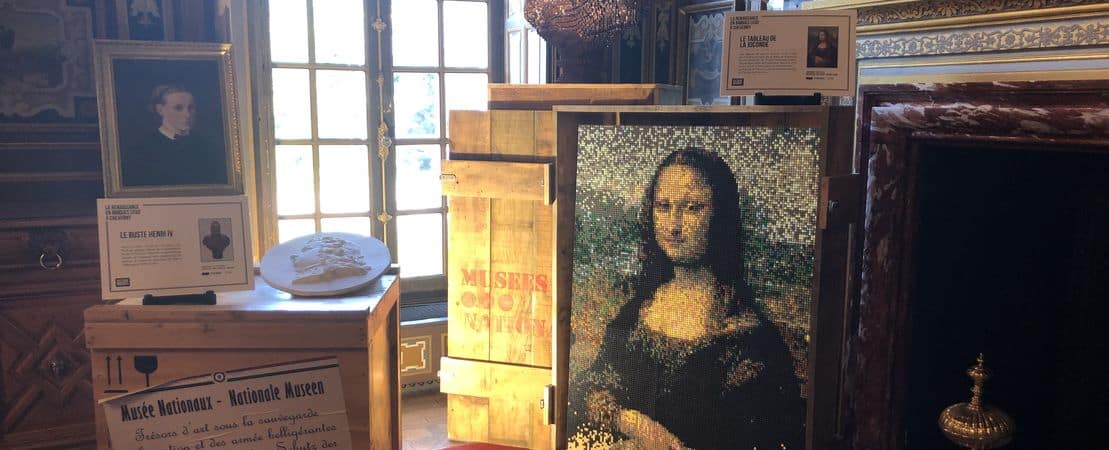 Peintures célèbres posés sur des caisses