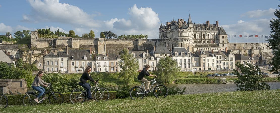 Cyclistes passant en bord de Loire devant le château d'Amboise
