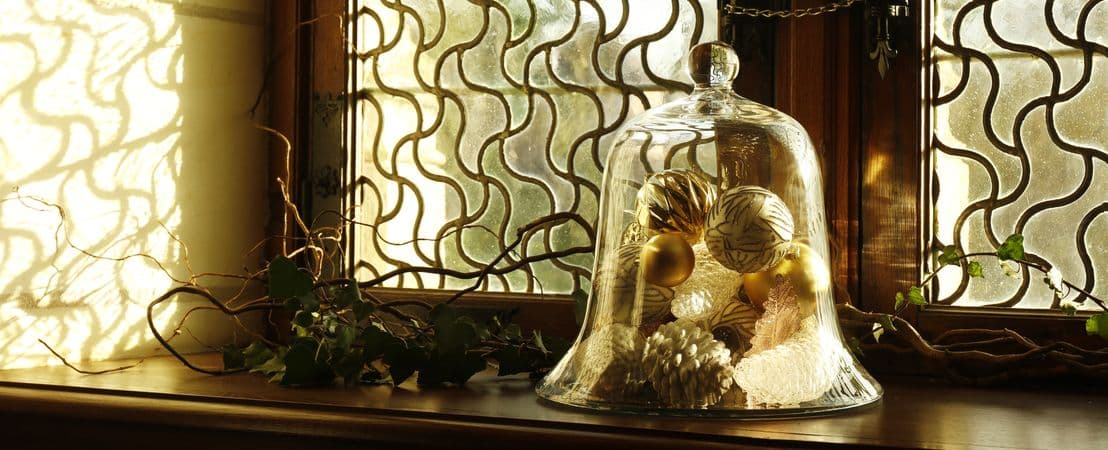 Boules de Noël sous cloche en verre