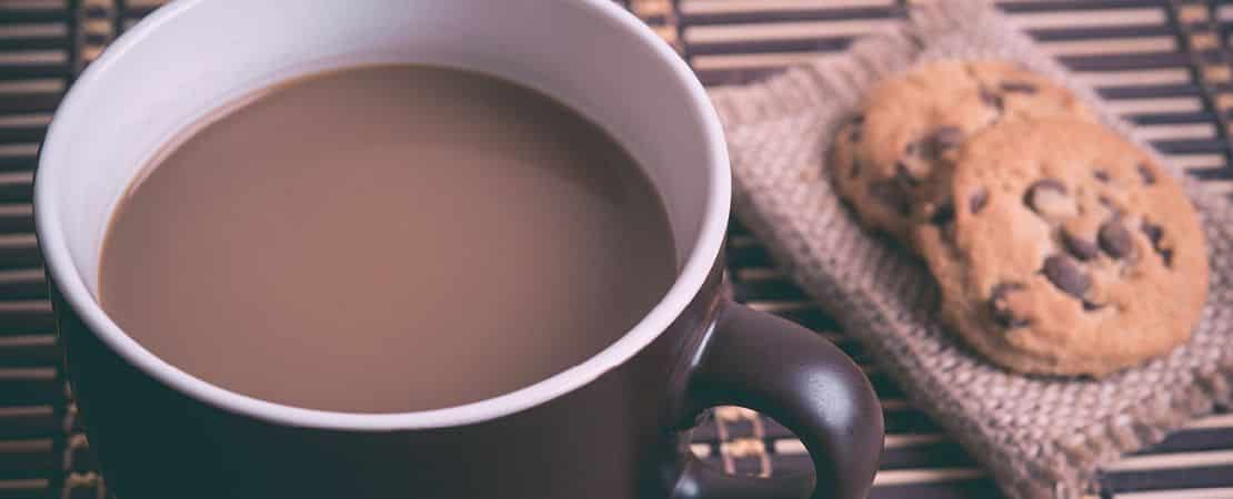 Une tasse de chocolat et un gateau