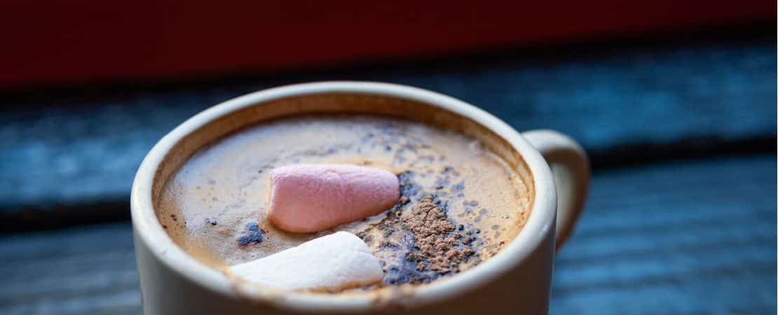 Un chocolat chaud avec de la guimauve