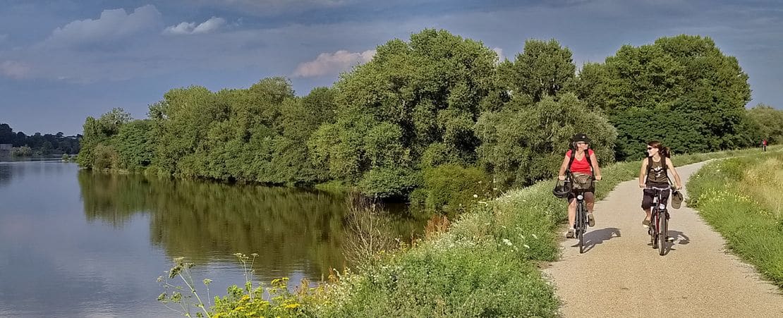 2 cyclistes le long de la Loire