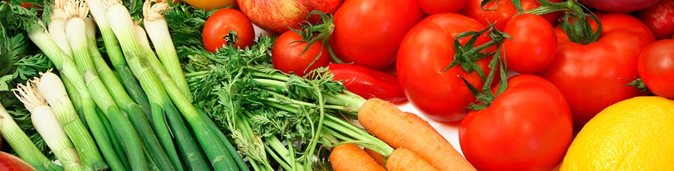 panier de légumes : oignons, tomates, carottes