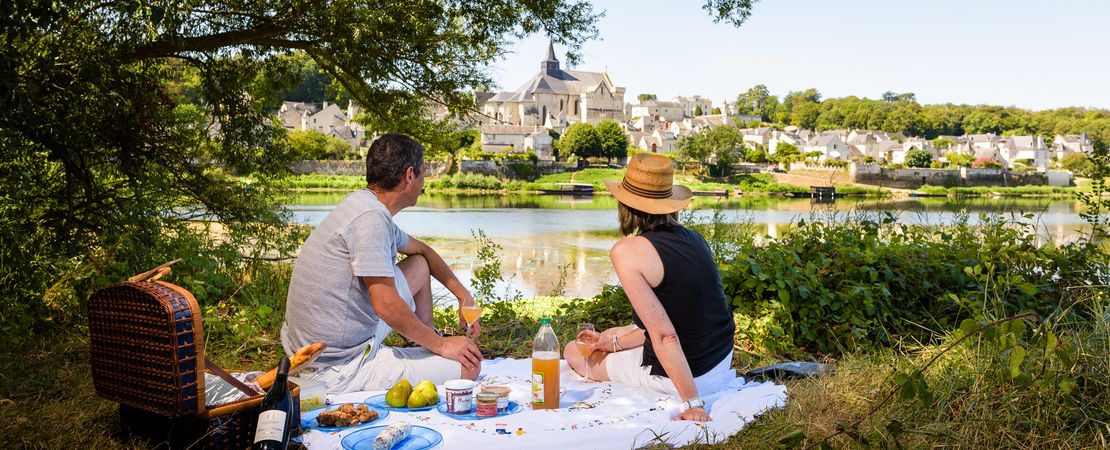 Couple qui pique-nique sur les bords de Loire