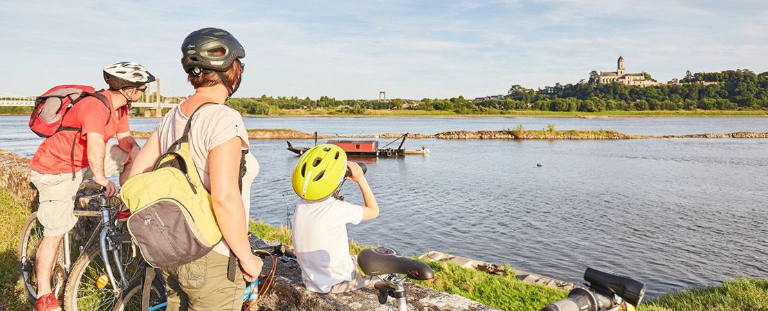 Famille de cyclistes arrêtés sur le bord de Loire