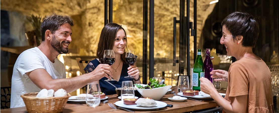 Trois personnes autour d'une table