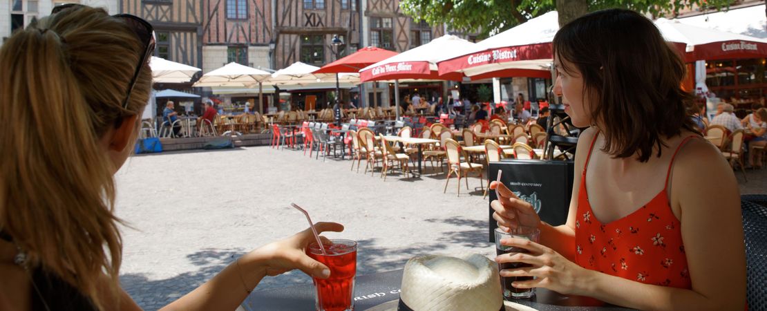 Femmes assises autour d'une table sur la place