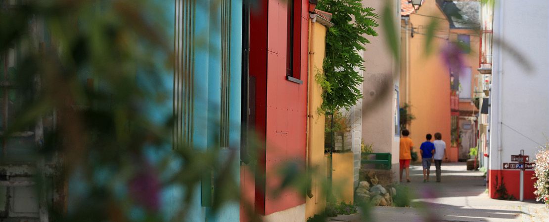 Les rues d'un village avec des maisons colorées