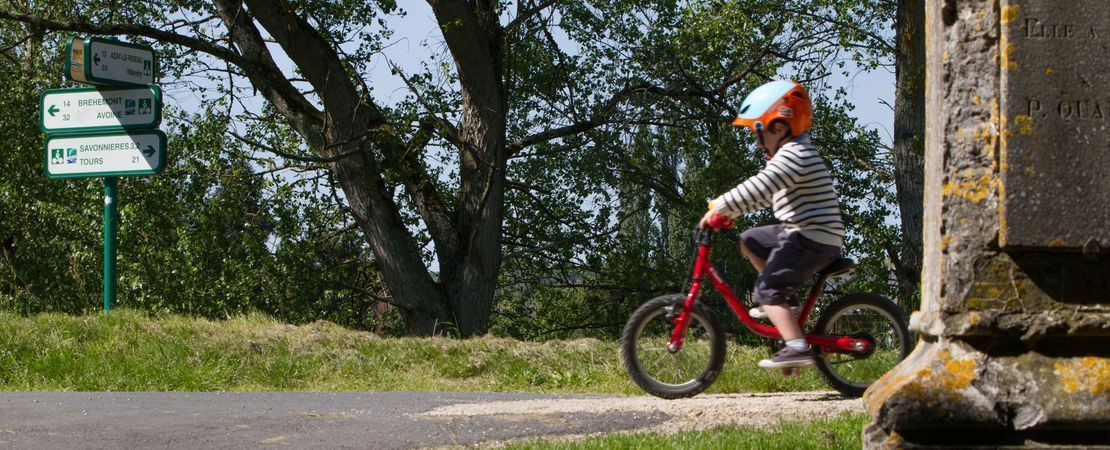 Petit enfant à vélo