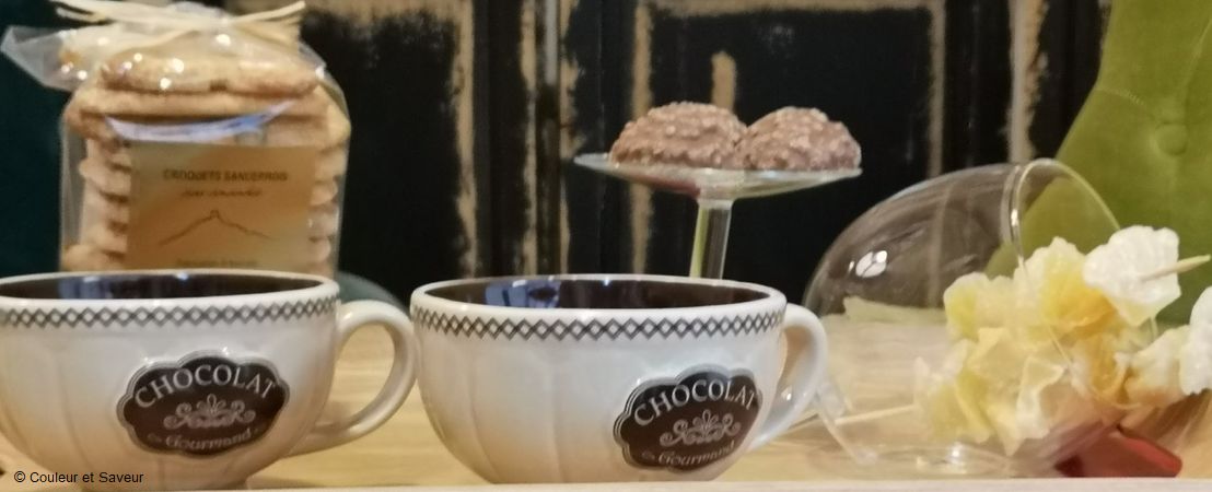 Tasses de chocolat et biscuits