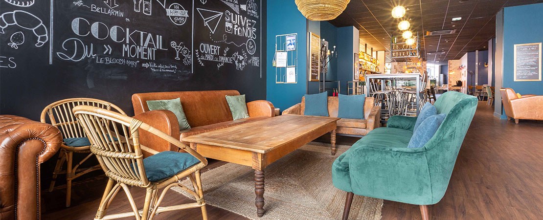 Table et canapé dans le café