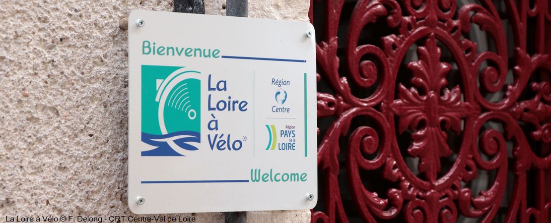Plaque La Loire à Vélo accrochée au mur