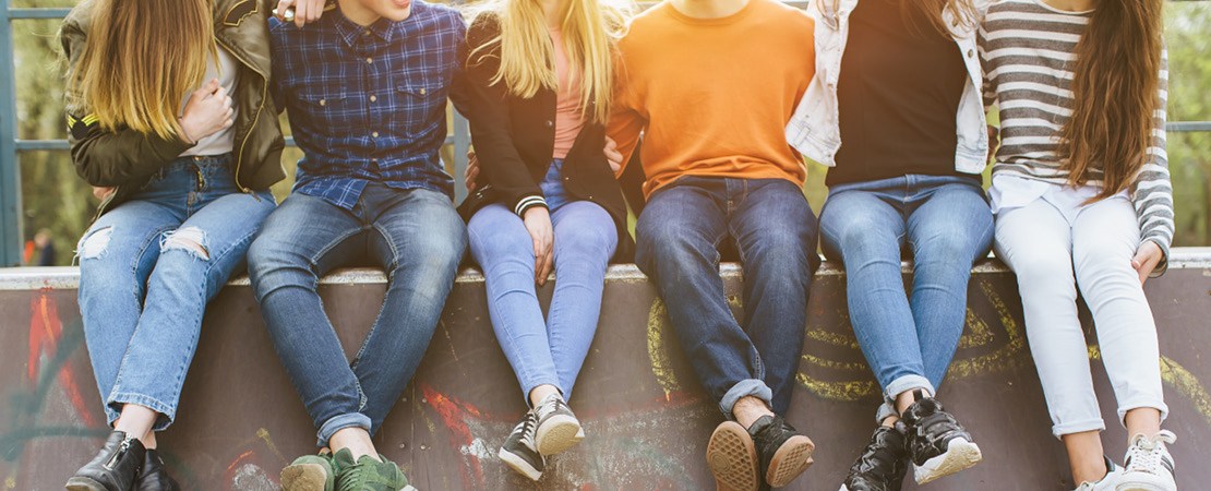 6 jeunes gens assis sur un mur