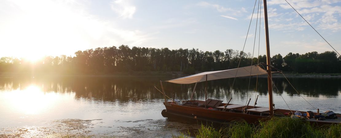 Bateau sur la Loire au lever du soleil