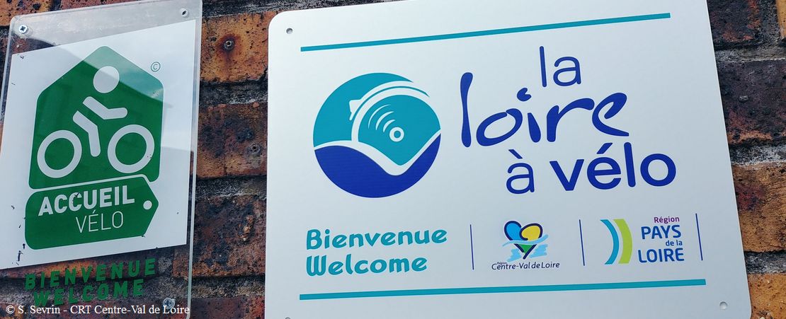 Plaques accrochées au mur