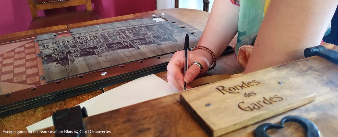 Présentation d'éléments du jeu ; carte, stylo...