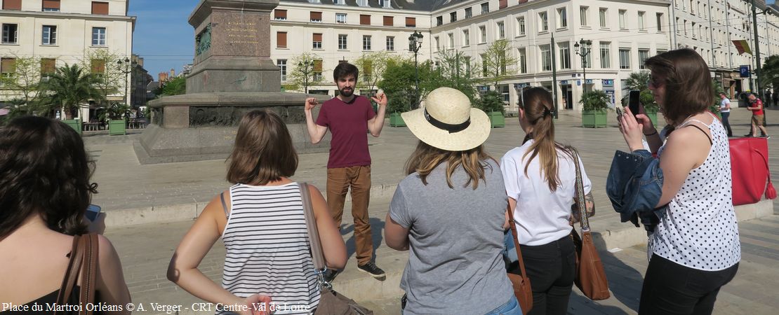 visiteurs rassemblés sur une place à Orléans
