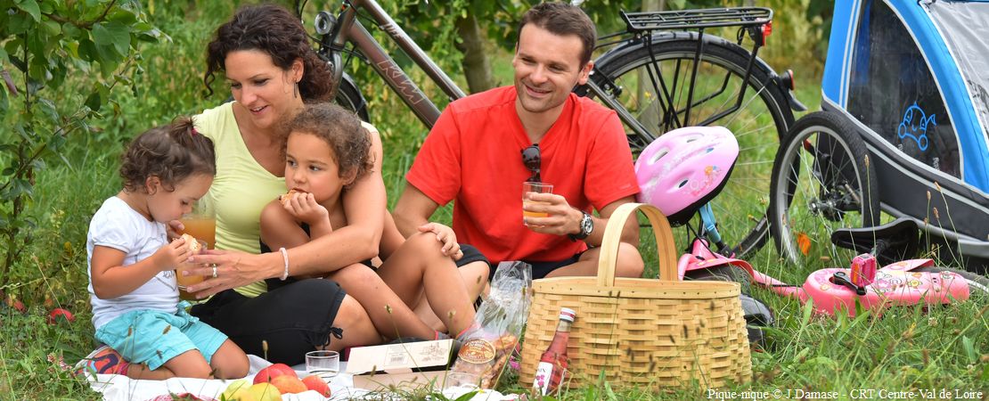 Famille à vélo en train de pique-niquer