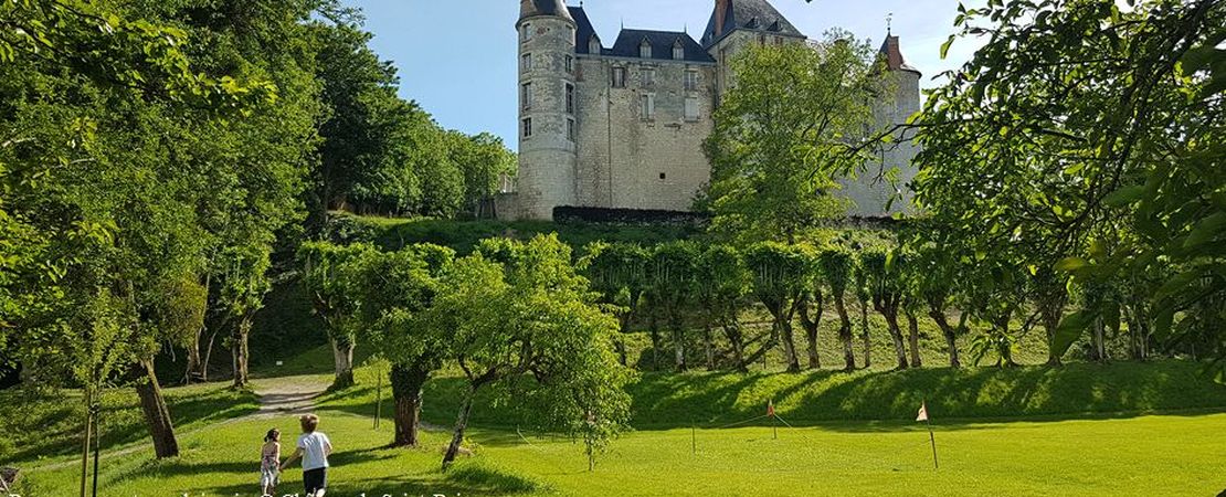 Enfants dans les jardins du château