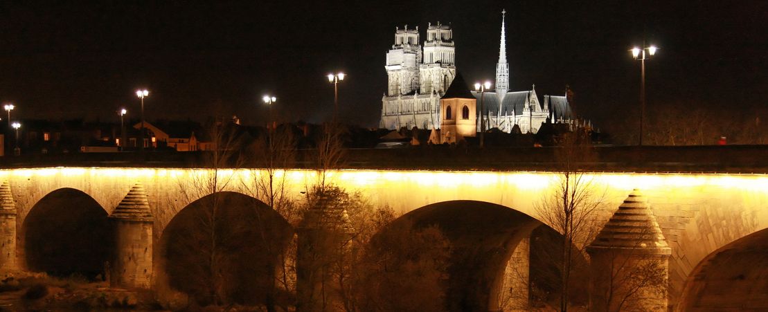 Le pont illuminé de nuit