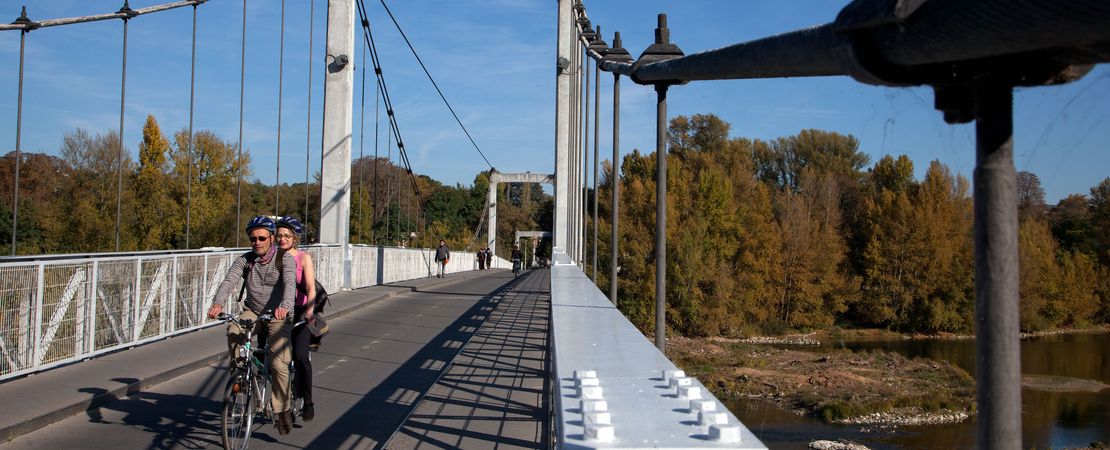 Cyclistes en tandem sur la passerelle
