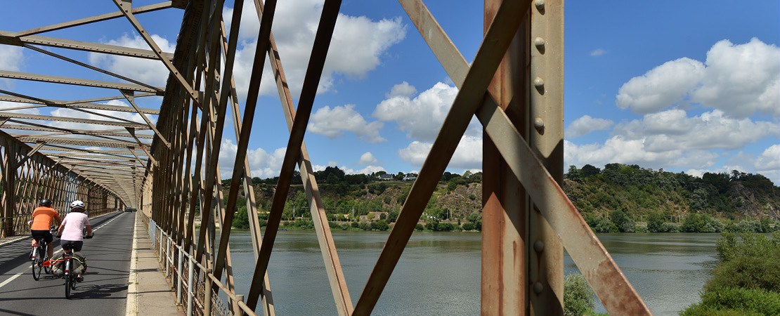 Cyclistes sur le pont des Mauves