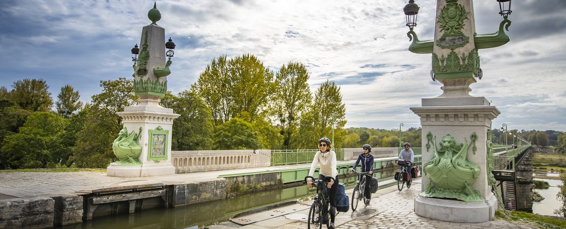 Cyclistes sur le pont canal de Briare