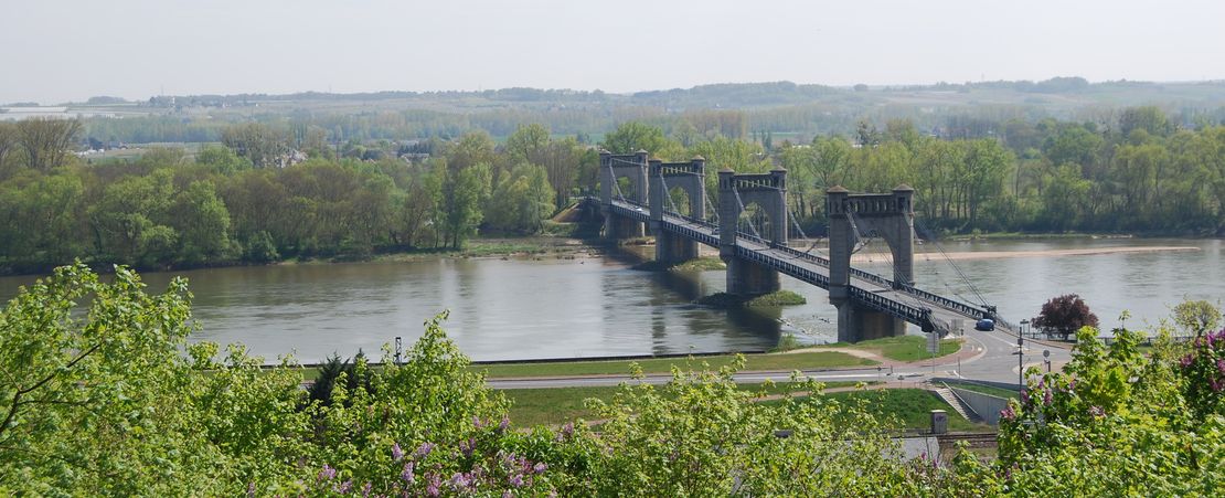 Vue lointaine du pont de Langeais