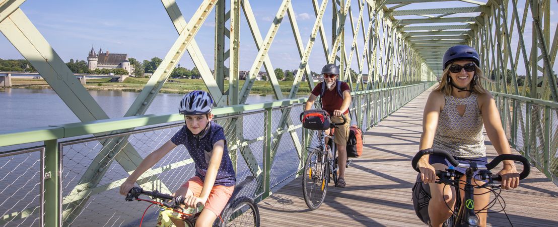 Cyclistes sur la passerelle