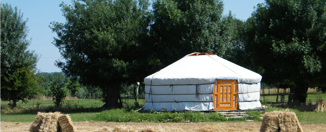 Yourte dans le pré