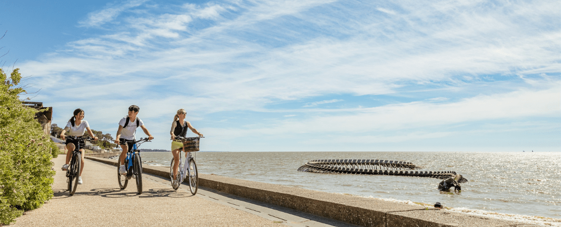 Cyclistes en bord de mer