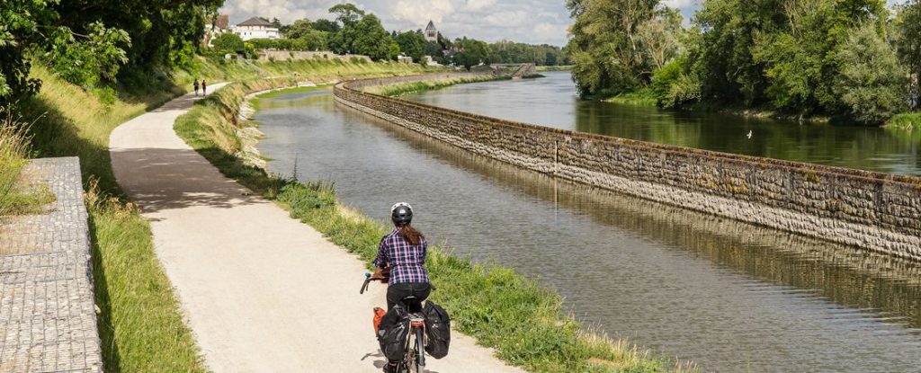 Femme à vélo au bord du canal
