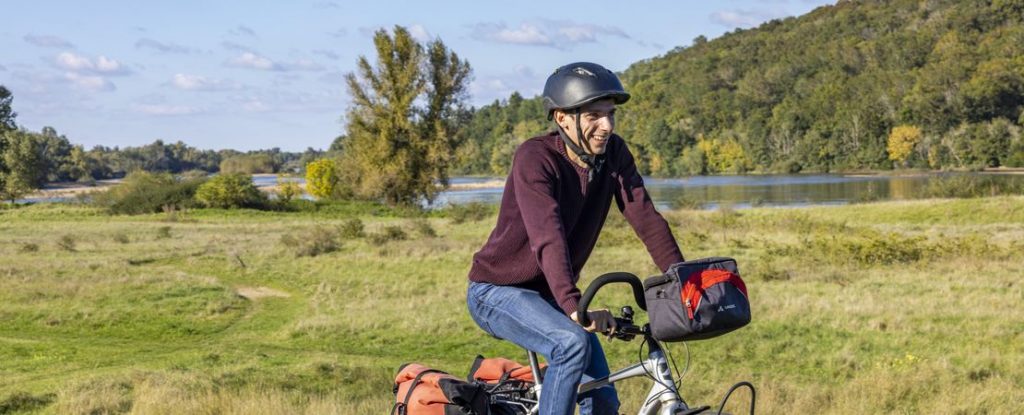 homme à vélo en bord de Loire
