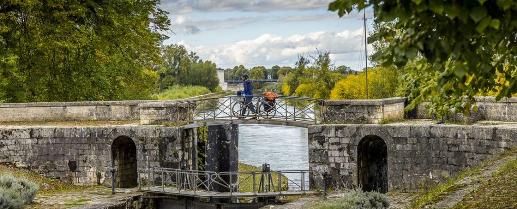 Cyclotouriste traversant une écluse