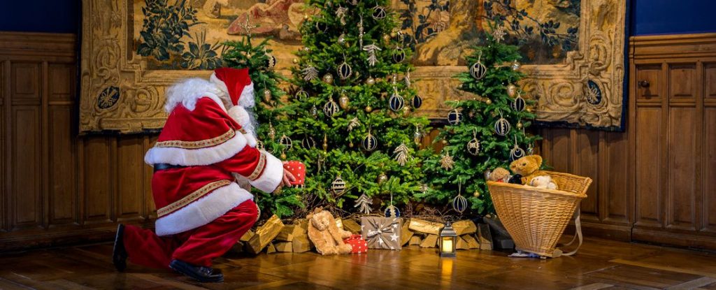 père noël qui met des cadeaux sous le sapin