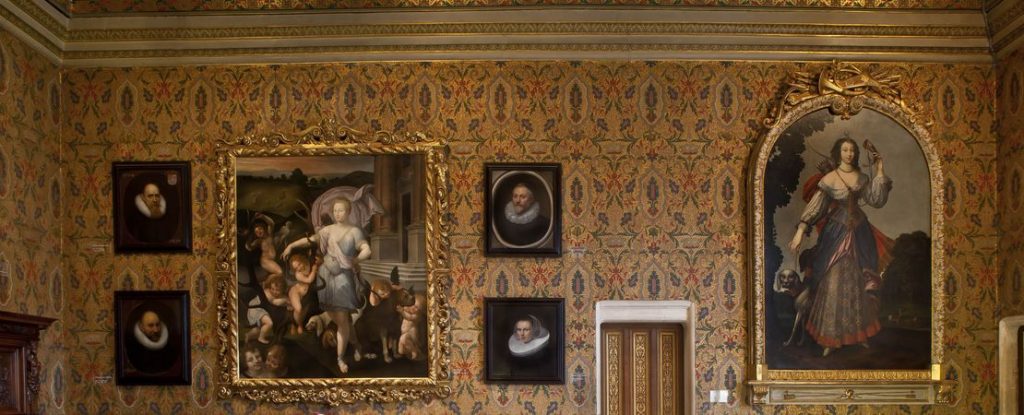 salle avec peintures